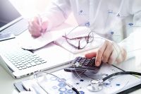 Foto: Arzt arbeitet am Laptop